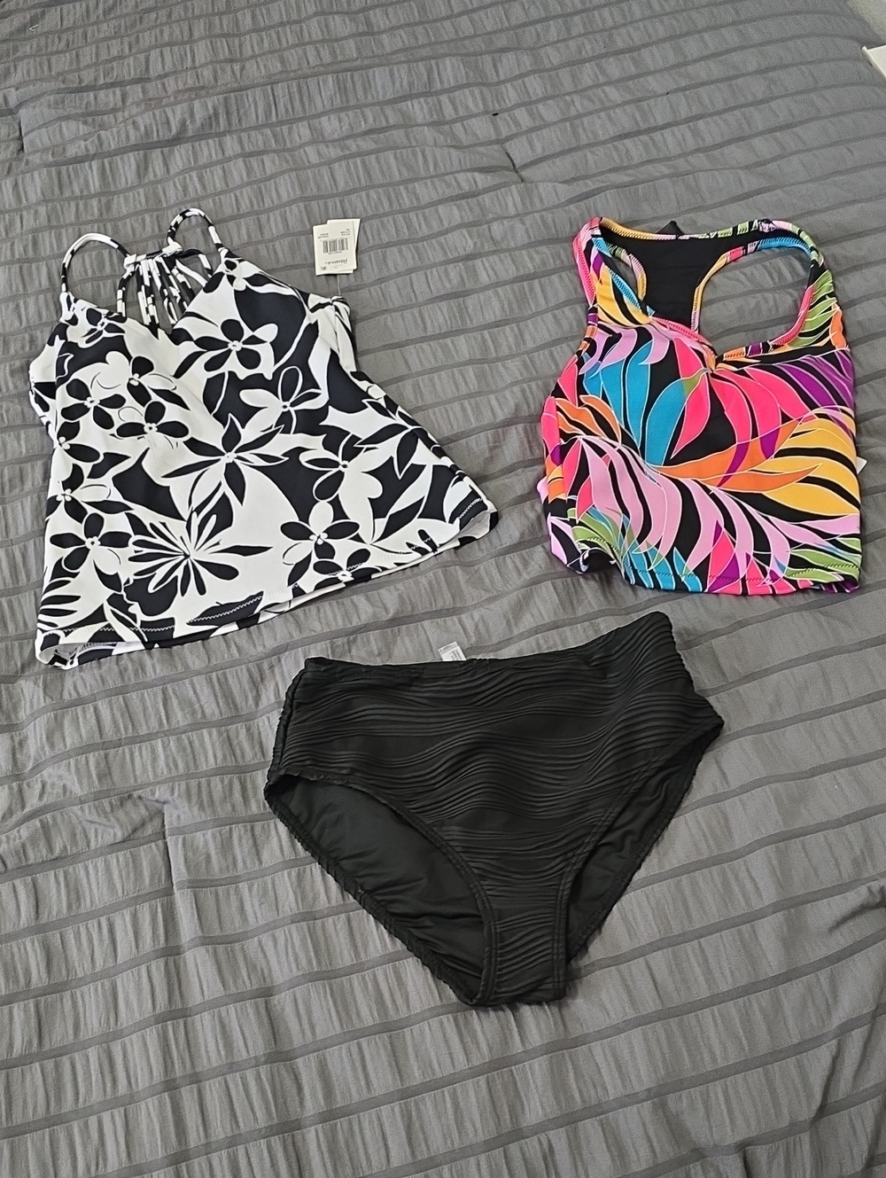 Xs Bundle 2 Tops 1 Bottom Nwt